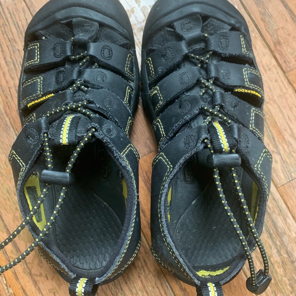 KEEN Newport Kids Youth Size 3 Black Sandals Hiking Trail Water Slides Shoes